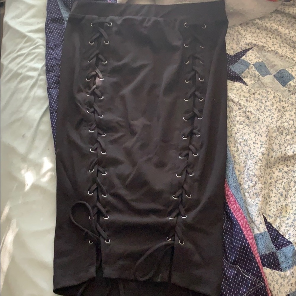 Slim, lace up long skirt